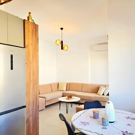 Perla Homes 200 アパート