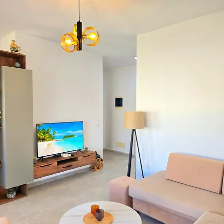 Perla Homes 200 アパート
