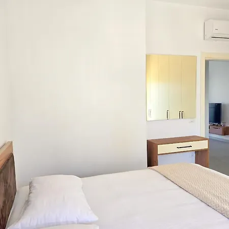 Perla Homes 200 アパート